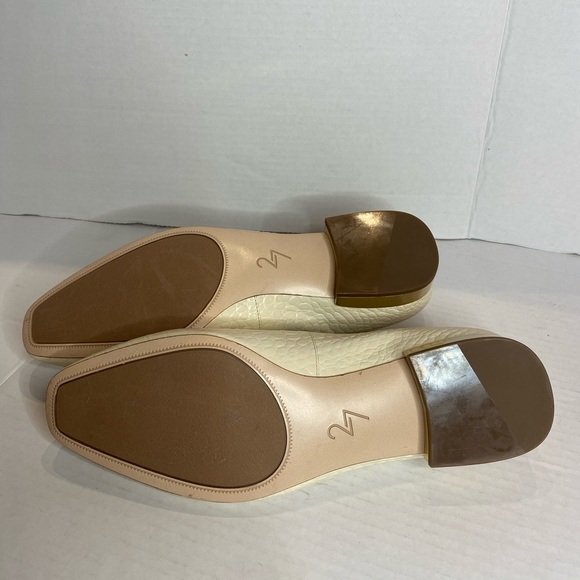 27 Edit | White Regina Loafer - Picture 3 of 9